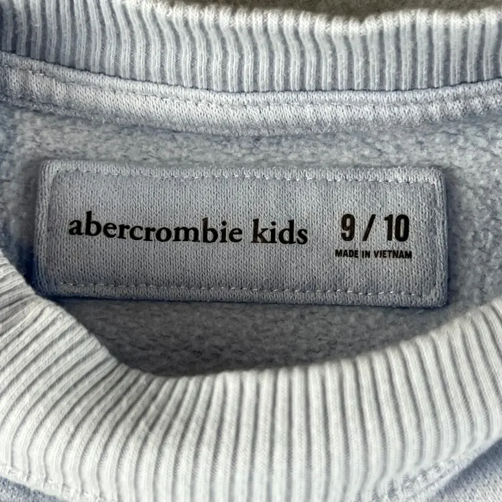 This is an Abercrombie Kids Size 9/10 Ultra Soft Fleece mock Neck sweatshirt